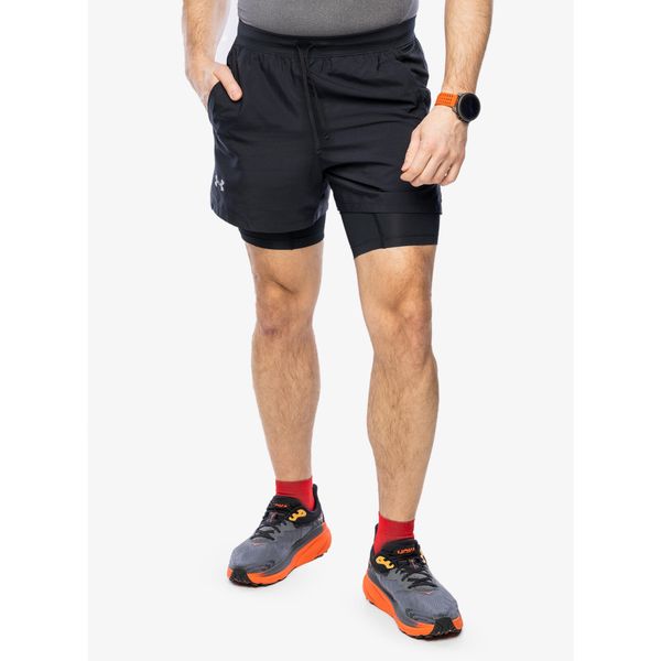 Spodenki do biegania męskie Under Armour Launch 5 inch 2-in-1 Short. Czarne szorty męskie Under Armour, bez kołnierzyka. Za 186.99 zł.