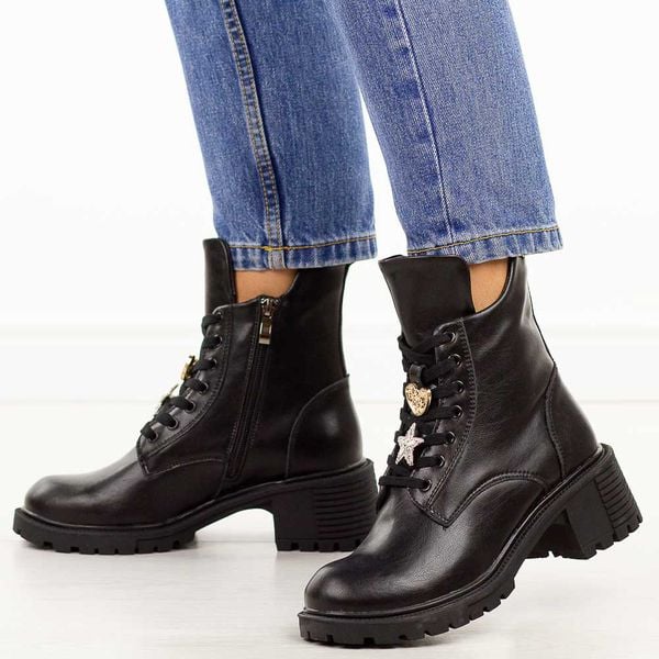 Czarne skórzane botki damskie na traperze Filippo Dbt7132/25. Czarne trapery damskie Filippo, ze skóry, bez obcasa, na platformie. W wyprzedaży za 274.34 zł.