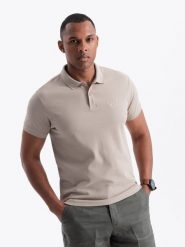 Jednokolorowa koszulka męska polo BASIC z dzianiny pique - ciemnobeżowa V5. Brązowe koszulki polo męskie Ombre Clothing, m, z aplikacjami, z bawełny, bez ramiączek. W wyprzedaży za 79.99 zł.