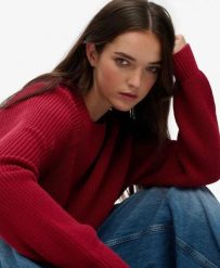 Superdry Sweter dziany w prążki Relaxed z bawełny. Czerwone swetry męskie Superdry., z aplikacjami, z bawełny, bez kołnierzyka. Za 280.80 zł.