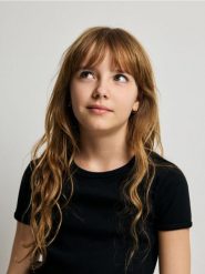 Prążkowany t-shirt - czarny. Czarne koszulki dziewczęce Reserved, bez wzorów, prążkowane, bez ramiączek. Za 27.99 zł.