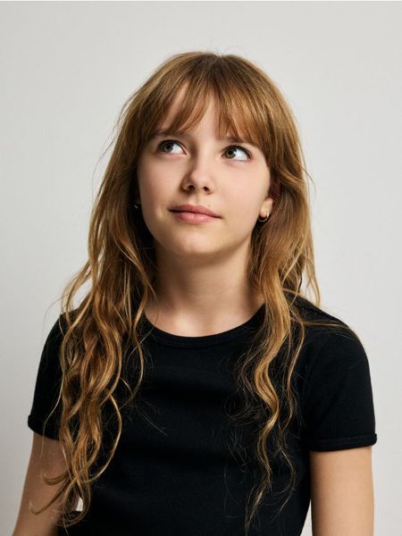 Prążkowany t-shirt - czarny. Czarne koszulki dziewczęce Reserved, bez wzorów, prążkowane, bez ramiączek. Za 27.99 zł.