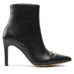 Botki DeeZee. Czarne botki damskie DeeZee, bez obcasa, na szpilce, bez zapięcia. Za 219.99 zł.