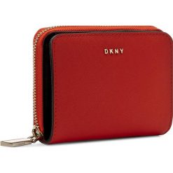 Mały Portfel Damski DKNY - Slgs-Bryant Park R462350203 Orange 800. Brązowe portfele damskie DKNY, bez wzorów, ze skóry. W wyprzedaży za 289.00 zł.