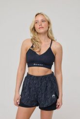 Biustonosz sportowy Infinite ze średnim wsparciem – Black Tiger. Czarne biustonosze sportowe damskie OOSC, bez wzorów, z materiału. Za 147.99 zł.