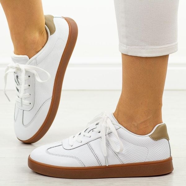 Białe skórzane półbuty damskie Sergio Leone Sp112. Białe półbuty damskie Sergio Leone, bez wzorów, z jeansu, casualowe, z okrągłym noskiem, bez obcasa. Za 199.00 zł.