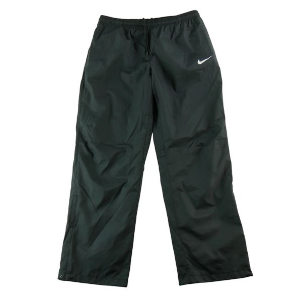 Second life - Spodnie dresowe męskie Nike Swoosh Regular Fit - Jak nowy. Czarne spodnie sportowe męskie Nike, z dresówki. Za 149.06 zł.