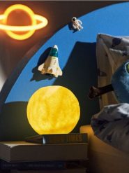 Lampka nocna LED w kształcie księżyca - biały. Białe koszule nocne damskie Sinsay, bez wzorów. Za 25.99 zł.