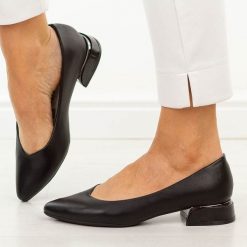 Czarne czółenka damskie na obcasie Vinceza 62280. Czarne czółenka damskie VINCEZA, bez wzorów, ze skóry, bez obcasa, na obcasie. W wyprzedaży za 148.72 zł.