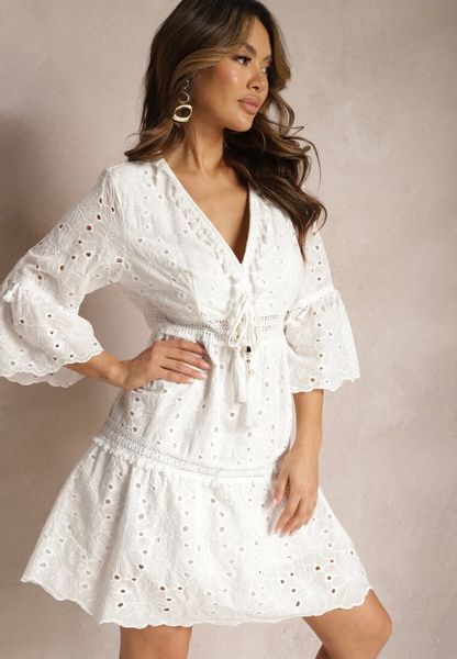 Biała Bawełniana Sukienka z Wiązaniem przy Dekolcie i Ażurowym Wzorem Falrisa. Białe sukienki damskie Renee, na imprezę, w ażurowe wzory, z bawełny, wakacyjne, bez kołnierzyka, bez ramiączek, mini. Za 129.99 zł.