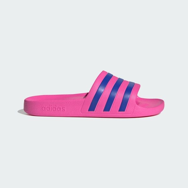 Klapki adilette Aqua. Czerwone klapki damskie Adidas, bez wzorów, bez obcasa. Za 99.95 zł.