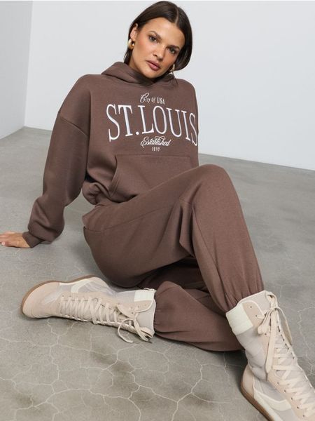 Spodnie dresowe loose jogger - brązowy. Brązowe spodnie sportowe damskie Sinsay, l, z dresówki. Za 29.99 zł.