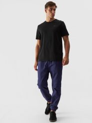 4F Spodnie casual joggery męskie - granatowe M. Niebieskie spodnie materiałowe męskie 4f, bez wzorów, z bawełny, casualowe. W wyprzedaży za 99.99 zł.