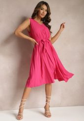 Fuksjowa Plisowana Sukienka Midi z Plisami na Dole i Paskiem w Talii Wrensilva. Czerwone sukienki damskie Renee, l, bez wzorów, z materiału, eleganckie, bez kołnierzyka, bez ramiączek, midi, rozkloszowane. Za 59.99 zł.