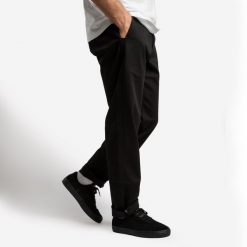 Spodnie chinos na deskorolkę CN500 Heavy czarne. Czarne szorty męskie Decathlon, bez wzorów, z bawełny, sportowe. Za 139.99 zł.
