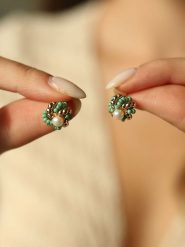 Pierres delicates Pozłacane kolczyki-wkrętki z perłami i turkusami rozmiar: onesize. Białe kolczyki damskie Pierres delicates, z perłą, pozłacane. Za 104.39 zł.