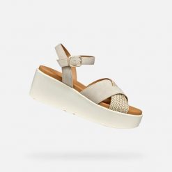 Sandały GEOX D XAND 2.2S Jasnobrązowy. Brązowe obuwie trekkingowe damskie Geox, bez wzorów, ze skóry, bez obcasa. Za 382.99 zł.