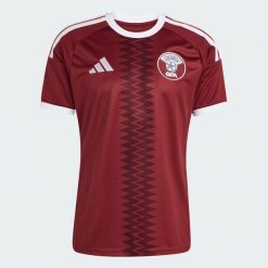 Koszulka domowa Katar 26. Czerwone t-shirty sportowe męskie Adidas, l, z dzianiny, bez ramiączek, do piłki nożnej, climacool (adidas). Za 439.00 zł.
