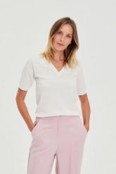 Sweter z krótkimi rękawami i dekoltem w serek biały. Białe swetry klasyczne damskie MOODO, l, z poliamidu, bez kołnierzyka. Za 99.99 zł.