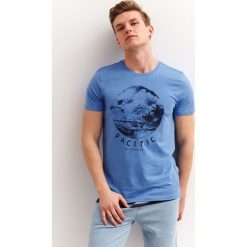 T-SHIRT Z NADRUKIEM. Niebieskie t-shirty męskie TOP SECRET, na lato, l, bez wzorów, z bawełny, bez kołnierzyka. W wyprzedaży za 19.99 zł.