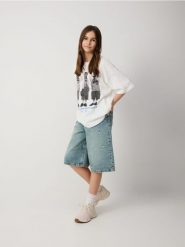 T-shirt Billie Eilish - złamana biel. Koszulki dziewczęce Reserved, bez wzorów, z bawełny, bez ramiączek. Za 49.99 zł.