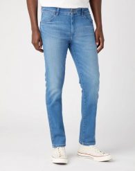 WRANGLER MĘSKIE SPODNIE MATERIAŁOWE GREENSBORO DAHLIA 112341468 W15Q016299. Spodnie materiałowe męskie Wrangler, bez wzorów, z materiału. Za 199.99 zł.