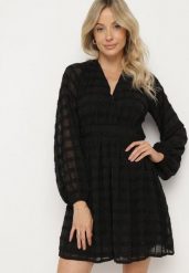 Czarna Błyszcząca Sukienka o Rozkloszowanym Kopertowym Kroju z Odkrytymi Plecami Issanea. Czarne sukienki damskie Born2be, m, z aplikacjami, eleganckie, bez kołnierzyka, bez ramiączek, mini, kopertowe. Za 149.99 zł.