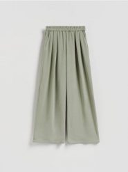 Szerokie spodnie - ciemnozielony. Zielone spodnie materiałowe damskie Reserved, bez wzorów, z tkaniny. Za 99.99 zł.