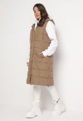 Ciemnobeżowa Długa Kamizelka Bezrękawnik z Klasycznym Pikowaniem i Kapturem Shin. Brązowe kamizelki damskie Born2be, l, z dzianiny, długie. Za 59.99 zł.