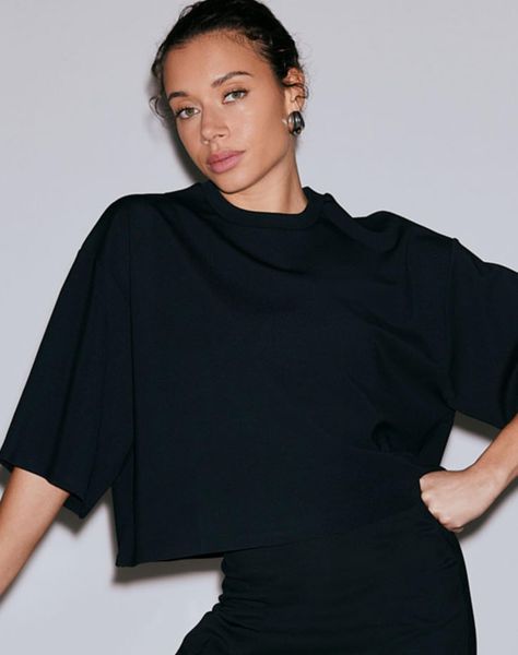 Damska koszulka luźna, pudełkowa, krótki rękaw, z domieszką modalu Luxe czarna. Czarne bluzki sportowe damskie Aim'n, s, bez wzorów, z dzianiny, bez ramiączek. Za 254.00 zł.