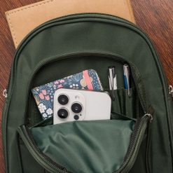 Plecak plecaczek damski mały lekki dwukomorowy wodoodporny elegancki ciemno-zielony Beltimore R37. Zielone plecaki damskie bez wzorów, eleganckie. Za 59.90 zł.