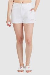 GUESS Białe szorty damskie z kolorowym logo. Białe szorty damskie Guess, z aplikacjami, z bawełny. W wyprzedaży za 249.99 zł.