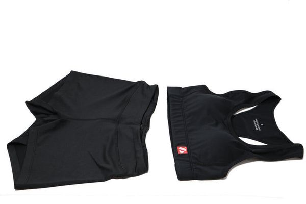 SBP-01 (komplet sportowy - biustonosz + krótkie spodenki). Czarne biustonosze sportowe damskie BARNETT, bez wzorów, z elastanu, eleganckie, z podwyższonym stanem. Za 45.00 zł.