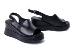 ARTIKER RELAKS 52C0484 czarny, sandały damskie. Czarne sandały damskie Artiker Relaks, bez wzorów, ze skóry, bez obcasa, na koturnie. Za 219.92 zł.