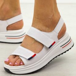 Białe ażurowe skórzane sandały damskie Cambell 07312. Białe sandały damskie Cambell, w ażurowe wzory, z jeansu, bez obcasa. Za 219.00 zł.