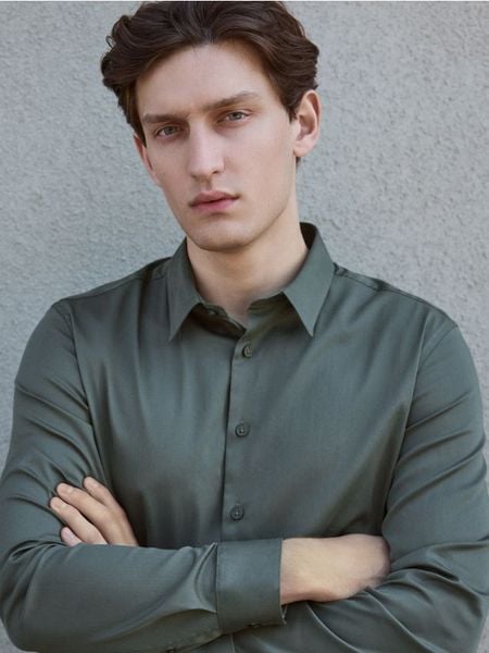 Gładka koszula slim fit - zielony. Zielone koszule męskie Reserved, l, bez wzorów, z bawełny, bez kołnierzyka, bez ramiączek. Za 129.99 zł.