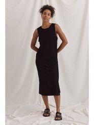 Cotton Candy Sukienka "Nicky" w kolorze czarnym rozmiar: XS. Czarne sukienki damskie Cotton Candy, na co dzień, xs, bez wzorów, bez kołnierzyka, bez ramiączek, midi, proste. Za 146.45 zł.