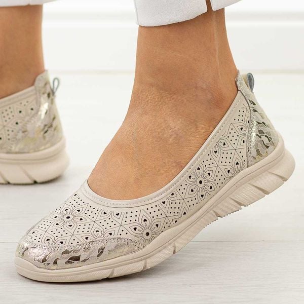 Beżowe ażurowe skórzane baleriny damskie Jezzi 9997. Brązowe baleriny damskie Jezzi, w ażurowe wzory, z jeansu, bez obcasa, na płaskiej podeszwie. Za 189.00 zł.