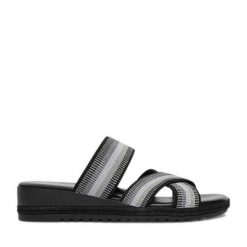 Klapki Go Soft. Czarne klapki damskie GO SOFT, bez wzorów, bez obcasa. Za 119.99 zł.