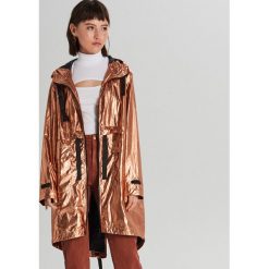 Parka z metalicznym wykończeniem - Różowy. Czerwone kurtki damskie Cropp, l, bez wzorów. Za 159.99 zł.