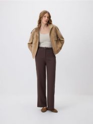 Spodnie z paskiem - ciemnobrązowy. Brązowe spodnie materiałowe damskie Reserved, bez wzorów, z tkaniny. Za 119.99 zł.