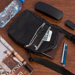 Torba na ramię męska saszetka listonoszka raportówka czarna lekka pojemna P86. Czarne torby męskie na ramię Beltimore, bez wzorów, na ramię. Za 49.90 zł.