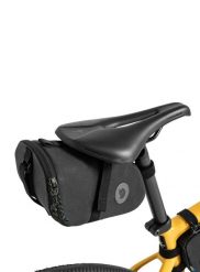 Torba podsiodłowa Fjallraven Hoja Seatbag - black. Czarne torebki klasyczne damskie Fjällräven, bez wzorów, z poliamidu, bez dodatków. Za 323.39 zł.