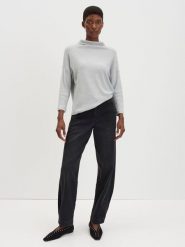 Someday Koszulka "Kesofta" w kolorze jasnoszarym rozmiar: 36. Szare bluzki damskie Someday, bez wzorów, bez kołnierzyka, bez ramiączek. Za 117.99 zł.