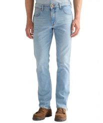 MĘSKIE SPODNIE WRANGLER GREENSBORO AIRY BLUE 112378458. Niebieskie spodnie materiałowe męskie Wrangler, bez wzorów, z jeansu. Za 229.99 zł.