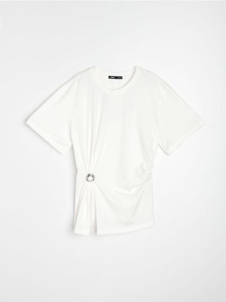 Koszulka z biżuteryjną aplikacją - kremowy. Białe t-shirty damskie Sinsay, l, z aplikacjami, bez kołnierzyka. Za 29.99 zł.