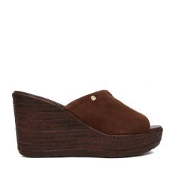 Klapki Lasocki. Brązowe klapki damskie Lasocki, bez wzorów, bez obcasa. Za 179.99 zł.