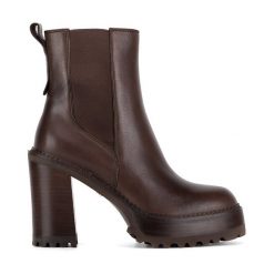 Botki GINO ROSSI. Brązowe botki damskie Gino Rossi, bez obcasa, na słupku, bez zapięcia. Za 469.99 zł.