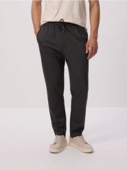 Spodnie regular fit - ciemnoszary. Szare spodnie materiałowe męskie Reserved, bez wzorów, z dzianiny. W wyprzedaży za 79.99 zł.