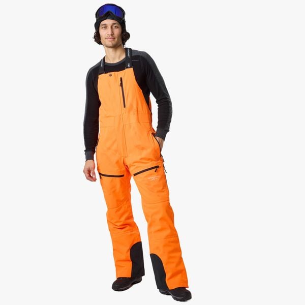 Spodnie narciarskie męskie Swedemount St. Anton Bib Pants wodoodporne. Czarne spodnie materiałowe męskie SWEDEMOUNT, bez wzorów, z materiału, klasyczne. Za 522.00 zł.